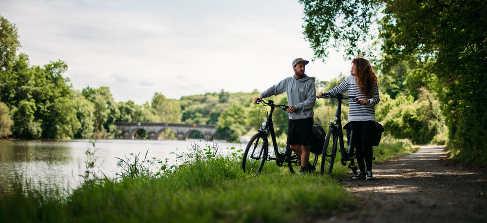 Vélo sur le chemin de halage - La Douce Halte - chambre d'hôtes - gîte - Mayenne 53