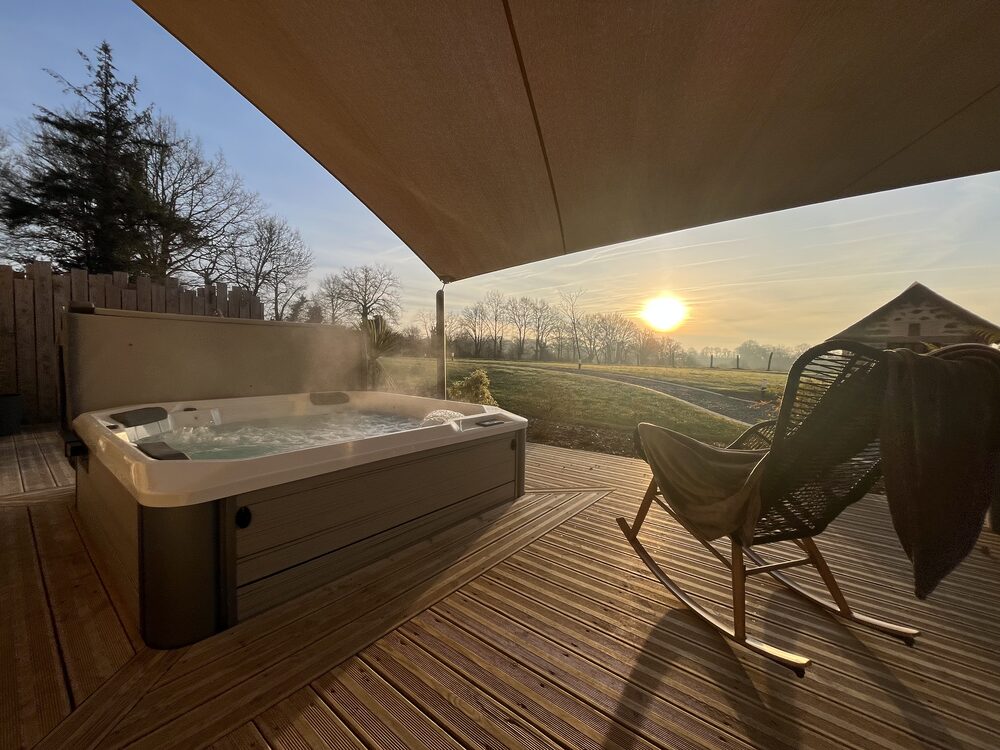 La Douce Halte Terrasse Manaë au lever du soleil chambre d'hôtes gîte Mayenne 53