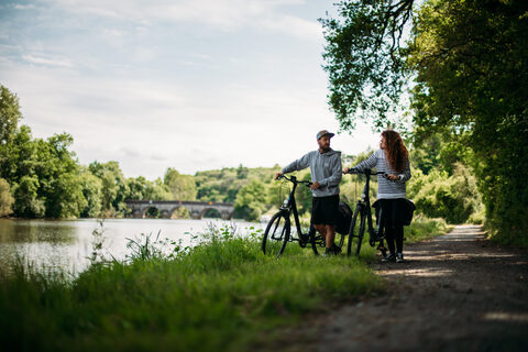 Vélo sur le chemin de halage - La Douce Halte - chambre d'hôtes - gîte - Mayenne 53